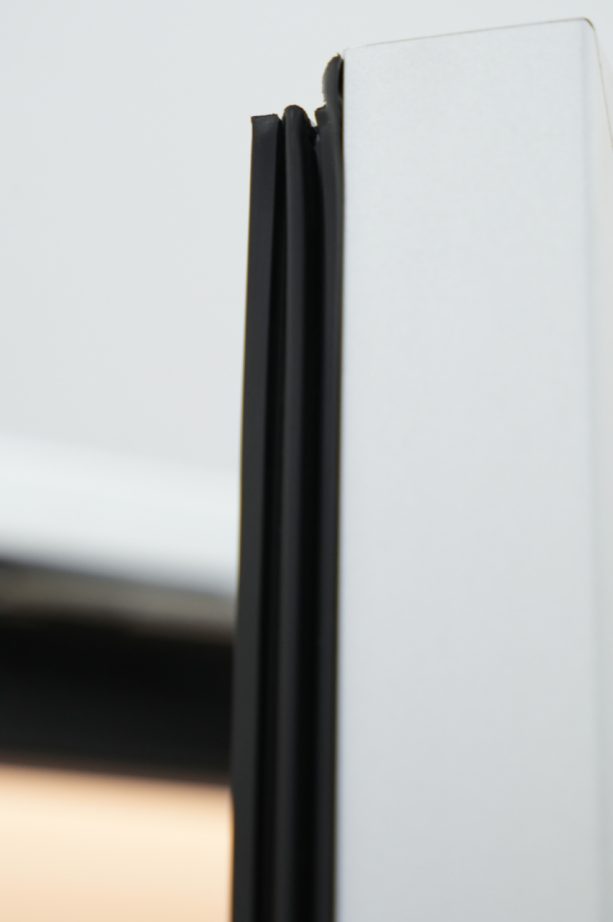 Magnetic door gasket seal profile for refrigeration doors