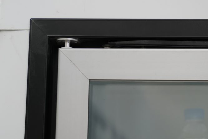 Square-corner aluminum frame profile detail
