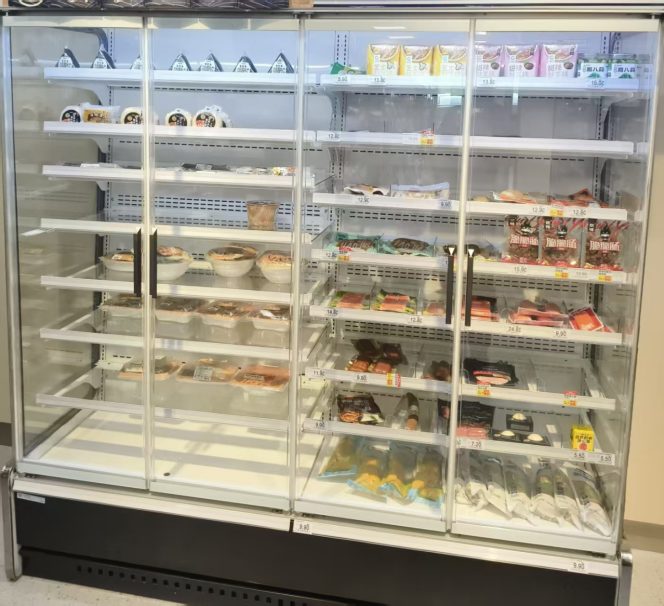 Frameless glass door cooler with transparent PVC spacer and beverage display