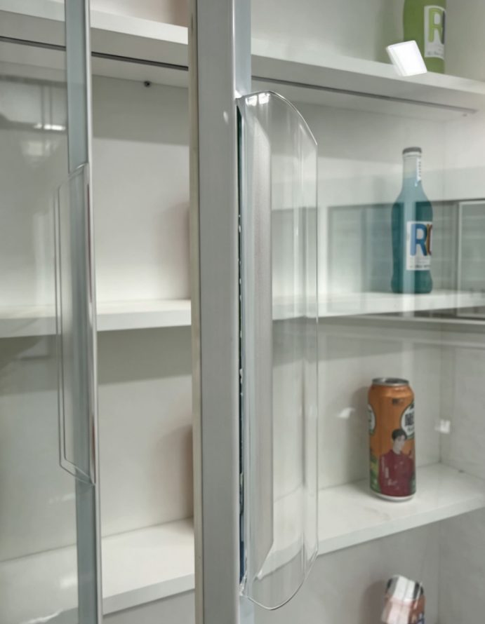 Frameless transparent-spacer glass door vertical edge profile